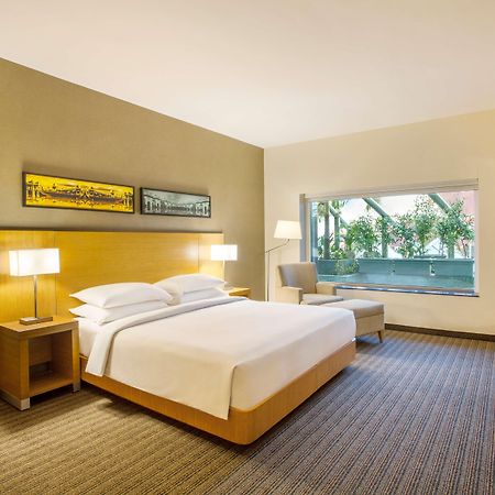 Hyatt Place Hyderabad Banjara Hills Bagian luar foto A guest room at the hotel