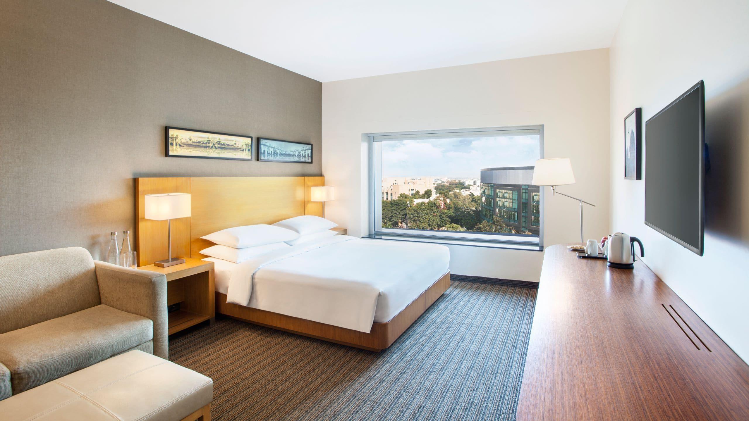 Hyatt Place Hyderabad Banjara Hills Bagian luar foto A guest room at the Hilton Garden Inn in San Francisco