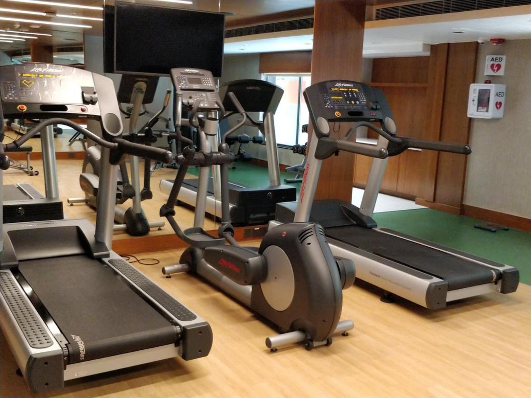 Hyatt Place Hyderabad Banjara Hills Bagian luar foto Elliptical trainer (right)