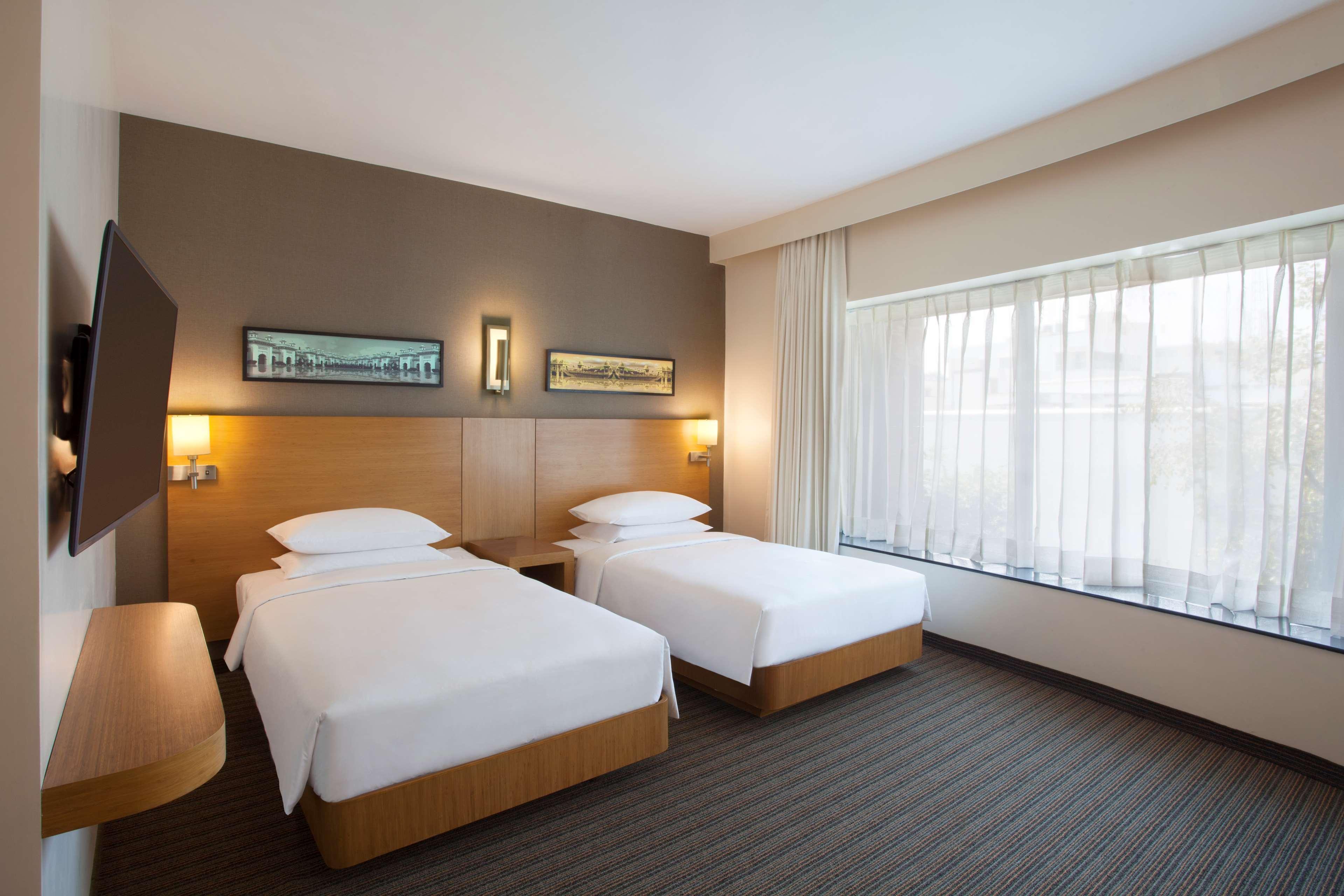 Hyatt Place Hyderabad Banjara Hills Bagian luar foto A typical room at the hotel