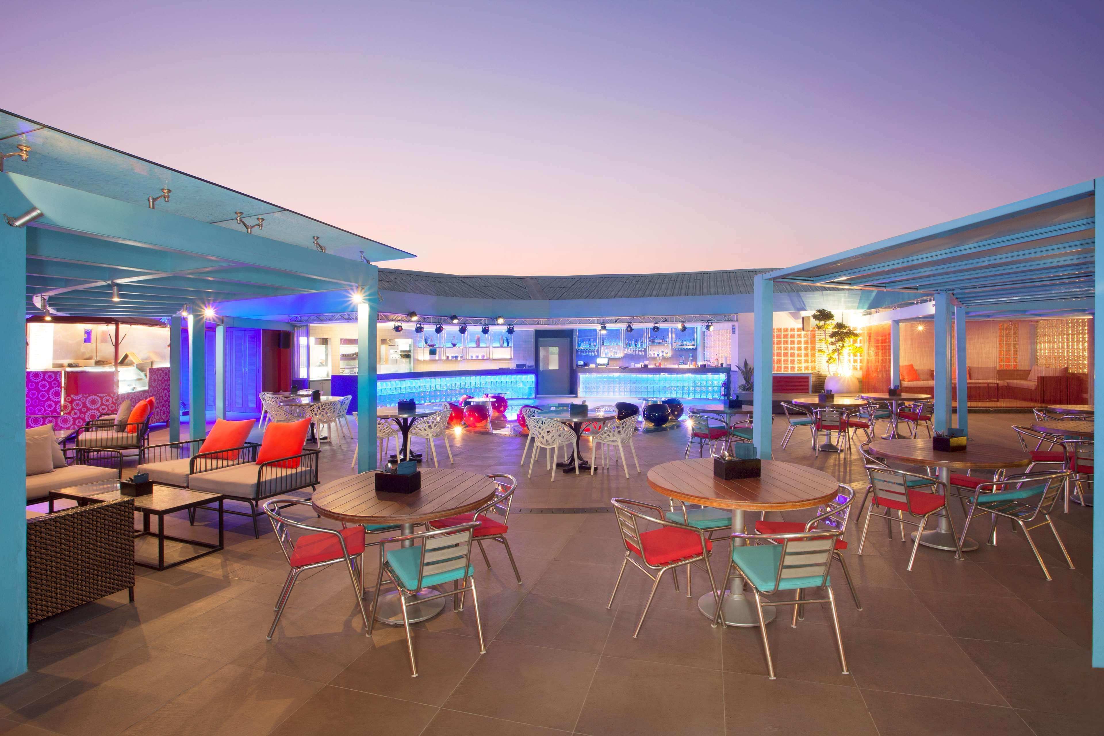 Hyatt Place Hyderabad Banjara Hills Bagian luar foto Sky Bar