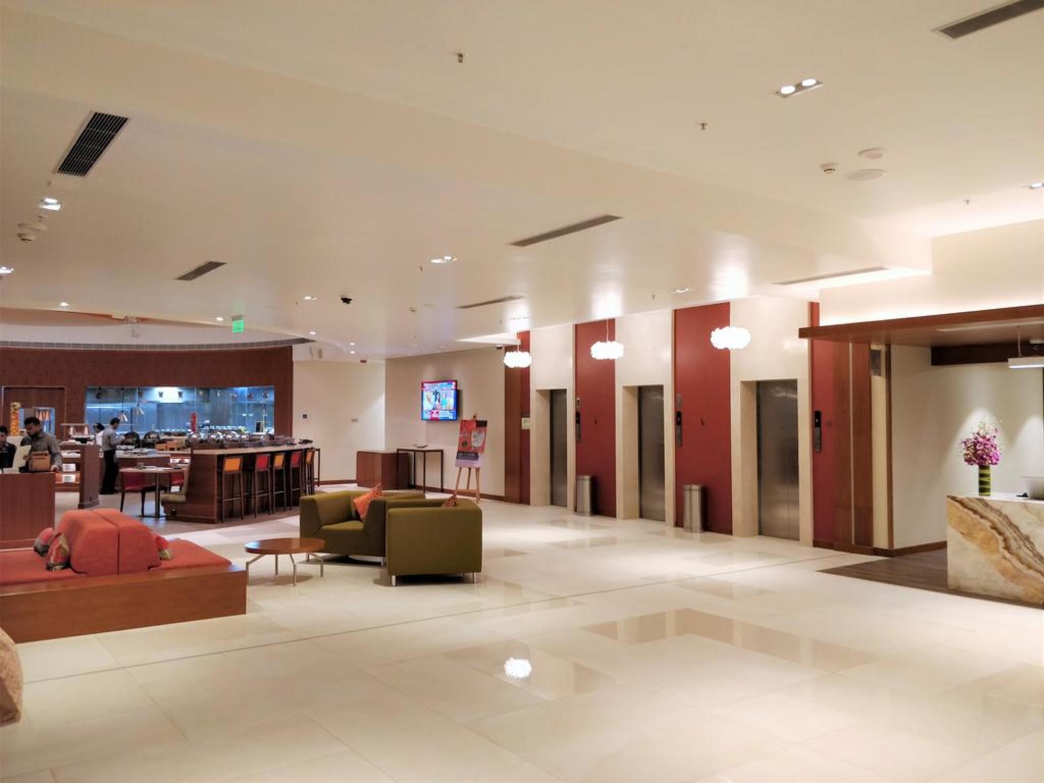 Hyatt Place Hyderabad Banjara Hills Bagian luar foto The lobby of the hotel