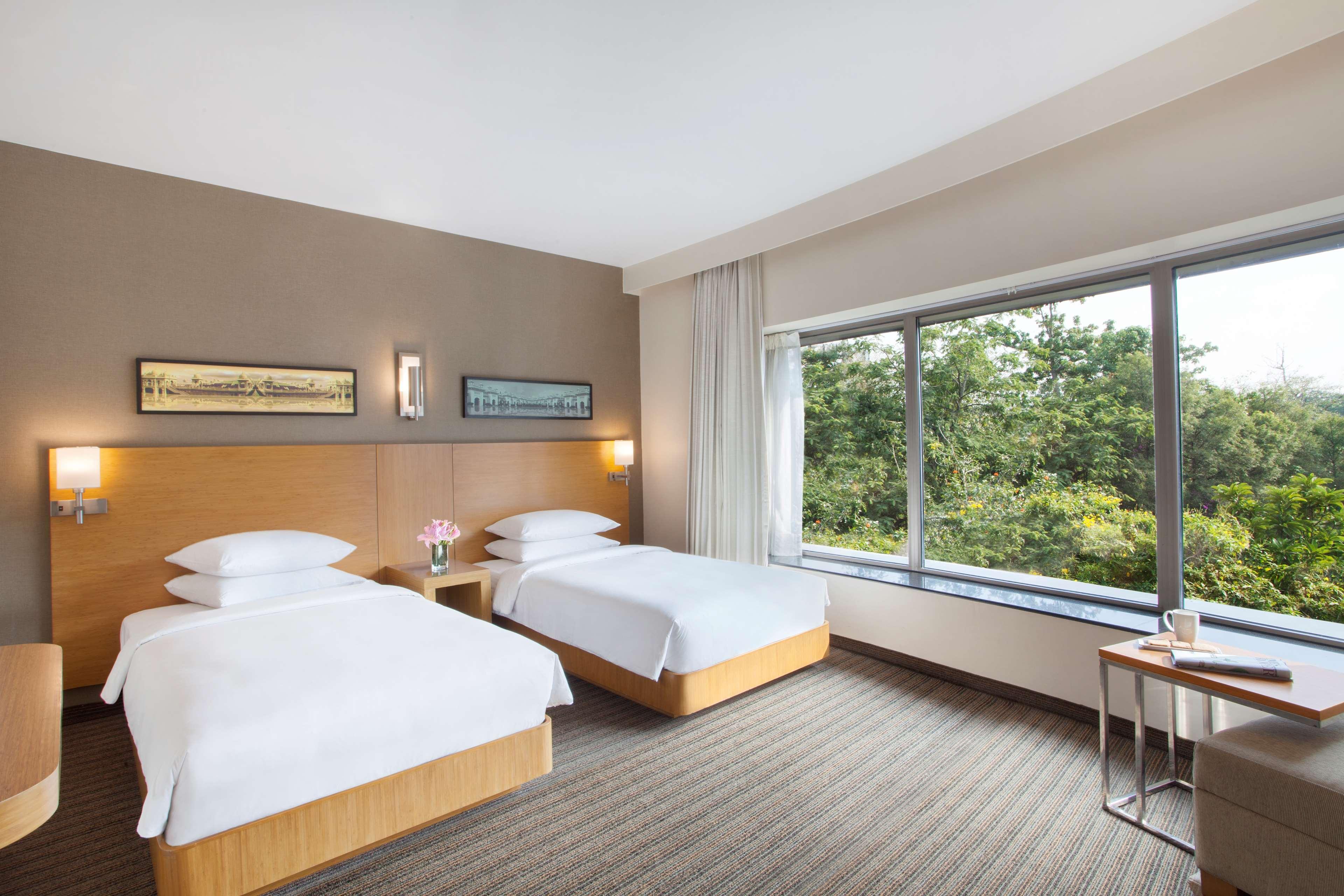 Hyatt Place Hyderabad Banjara Hills Bagian luar foto Deluxe Room