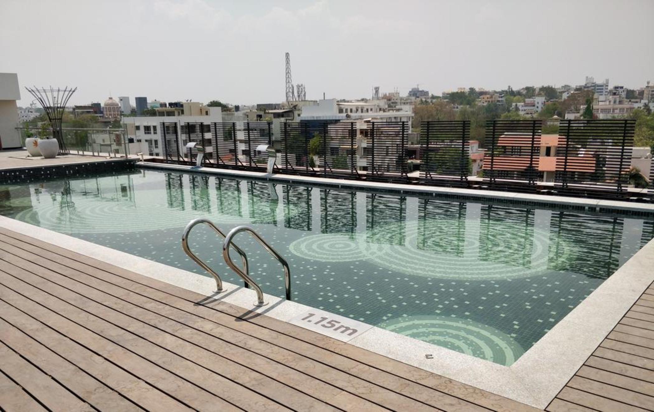Hyatt Place Hyderabad Banjara Hills Bagian luar foto The rooftop pool