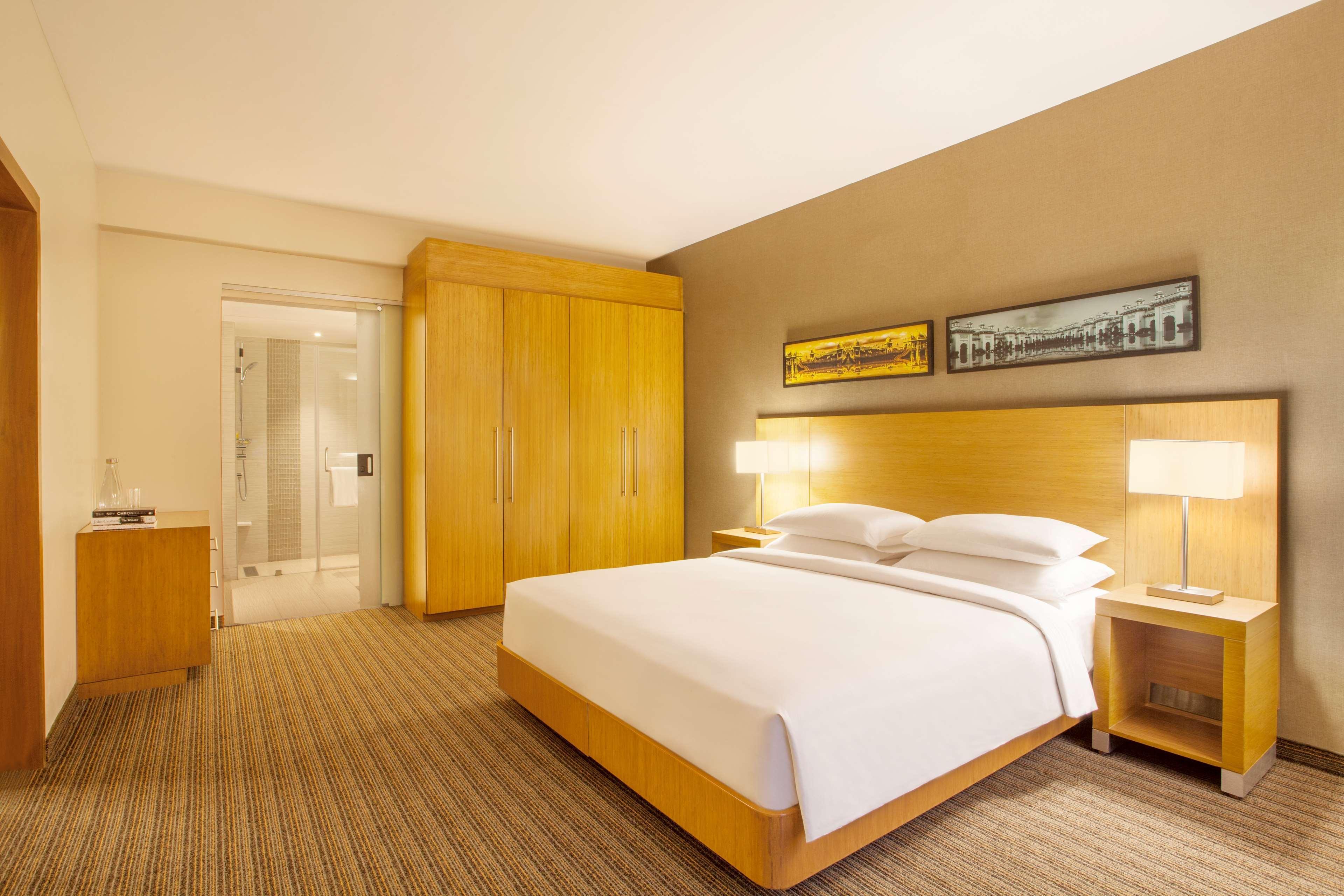 Hyatt Place Hyderabad Banjara Hills Bagian luar foto A bedroom at the hotel