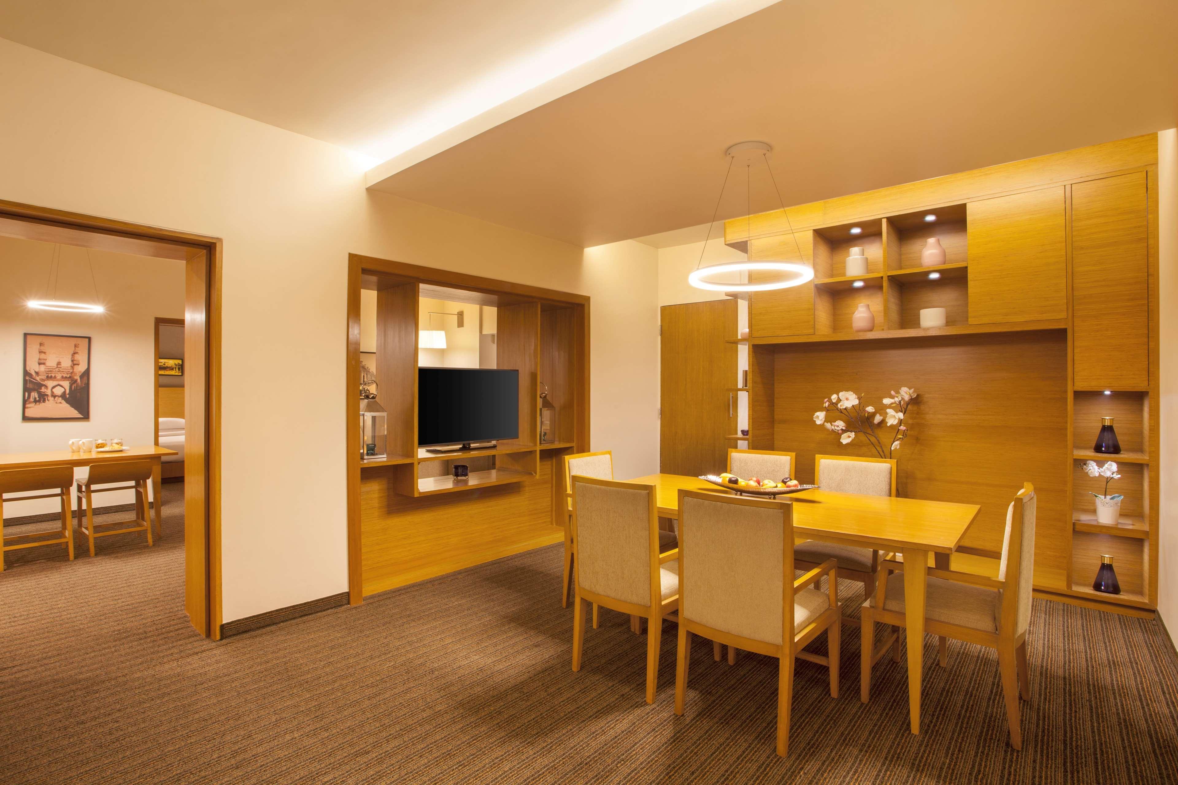 Hyatt Place Hyderabad Banjara Hills Bagian luar foto A suite at the hotel