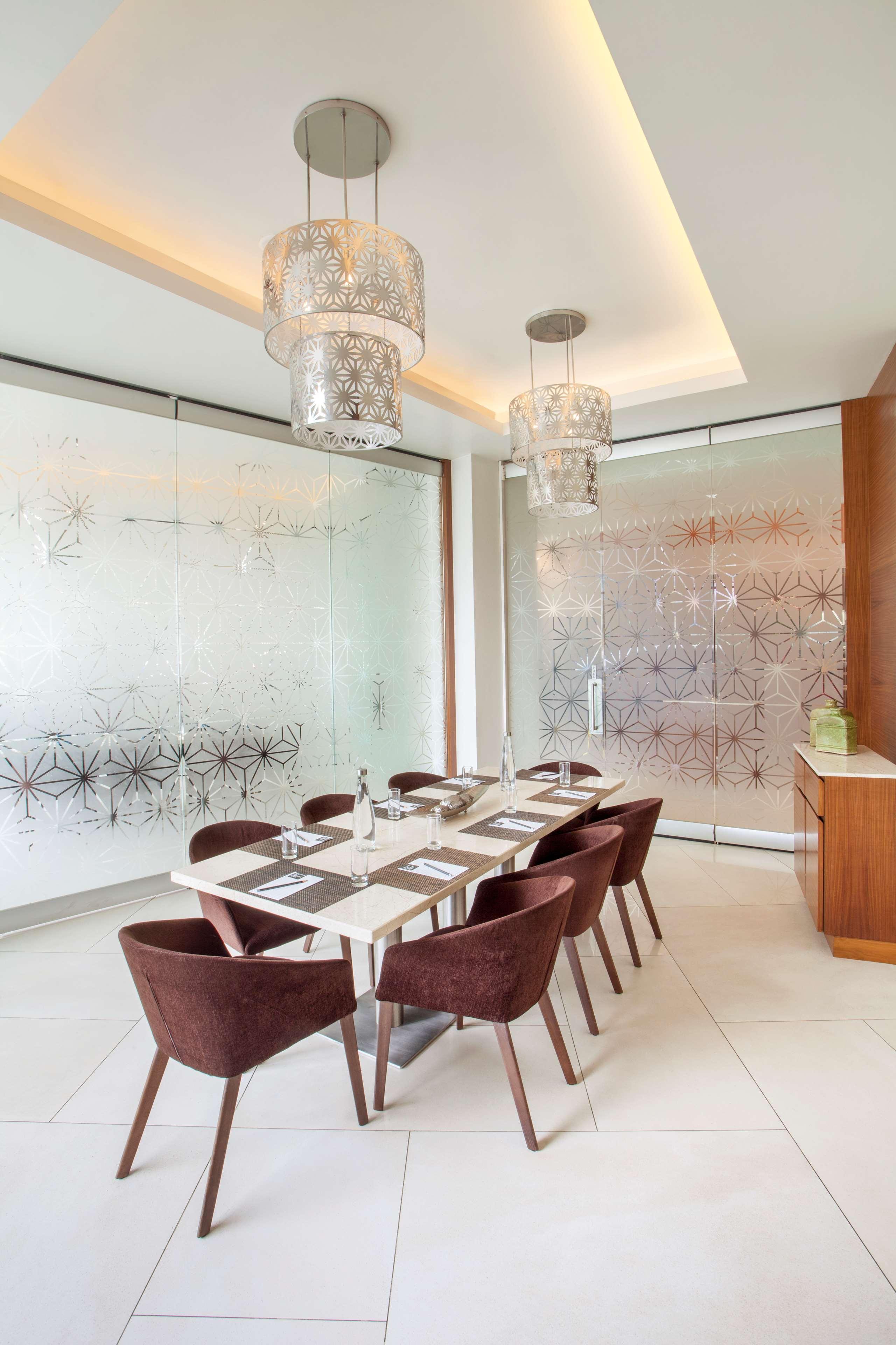 Hyatt Place Hyderabad Banjara Hills Bagian luar foto A private dining room at the restaurant