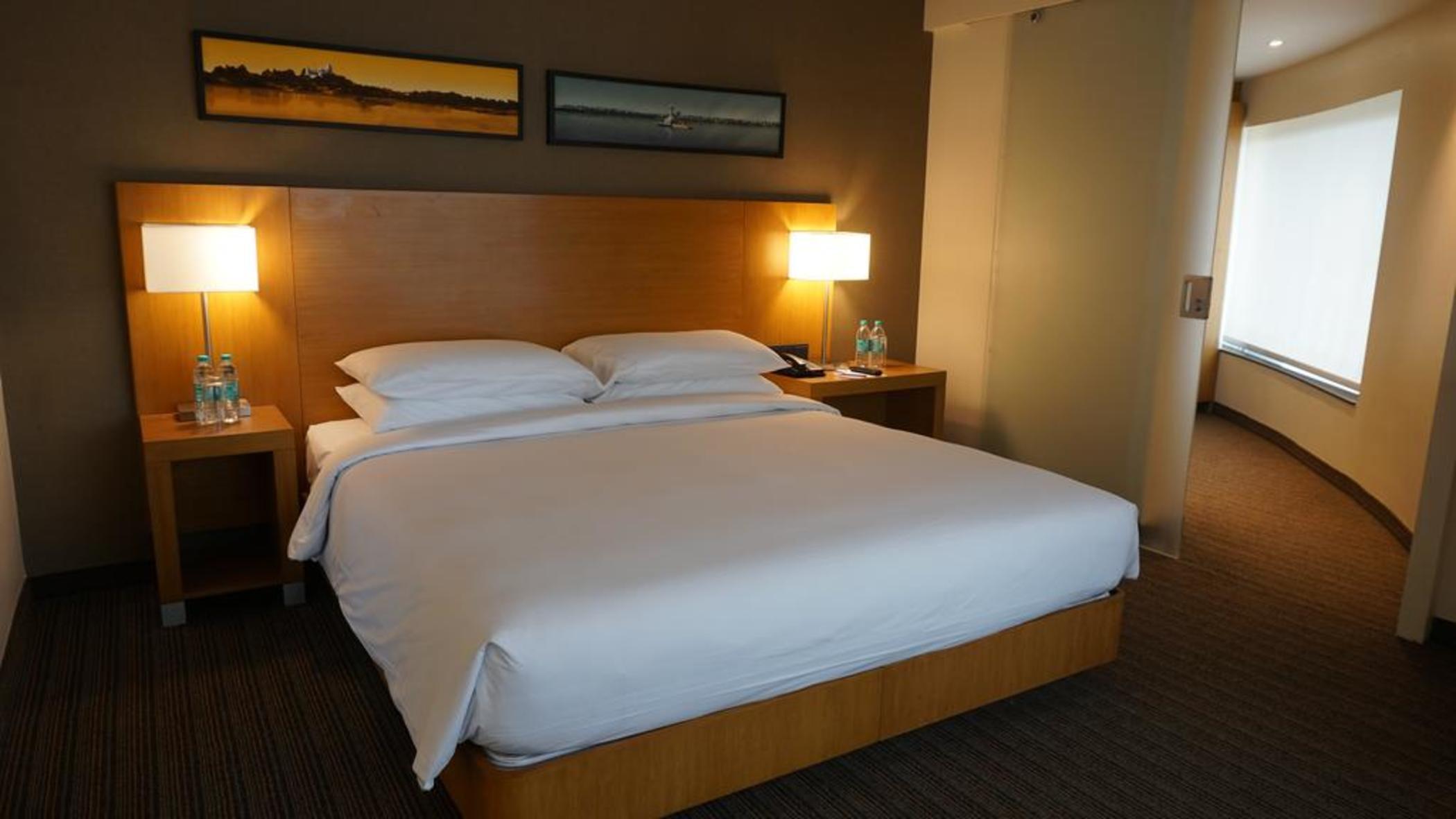 Hyatt Place Hyderabad Banjara Hills Bagian luar foto A room at the Hilton Garden Inn in San Francisco