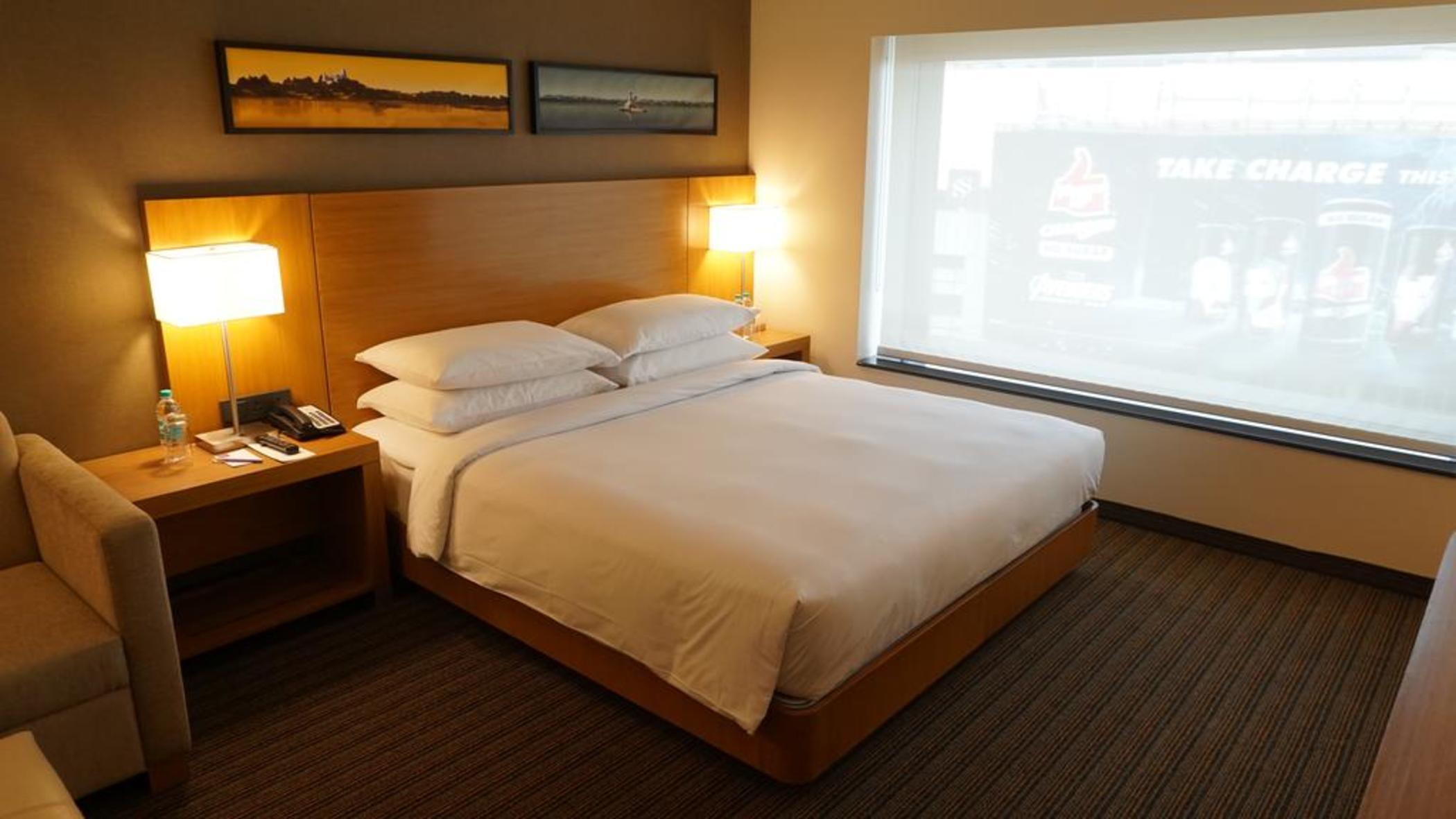 Hyatt Place Hyderabad Banjara Hills Bagian luar foto A room at the Hilton Garden Inn in San Francisco