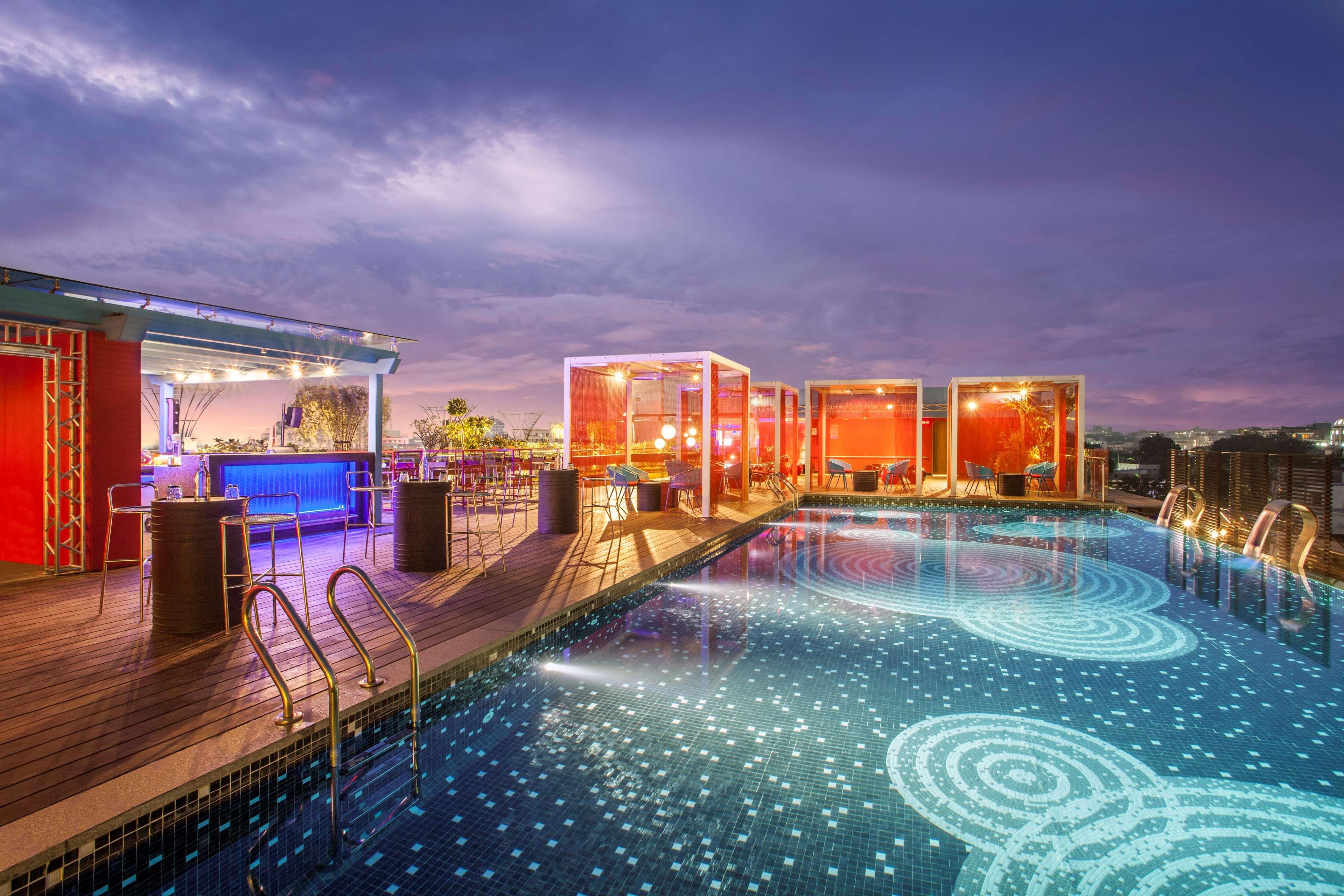 Hyatt Place Hyderabad Banjara Hills Bagian luar foto The rooftop pool at the hotel