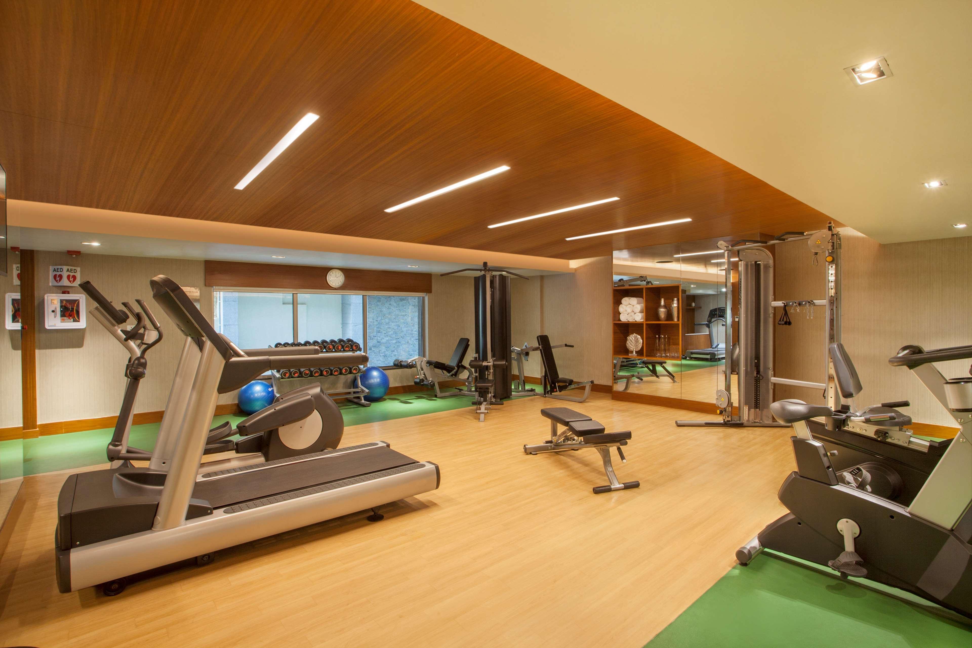 Hyatt Place Hyderabad Banjara Hills Bagian luar foto The gym at the hotel