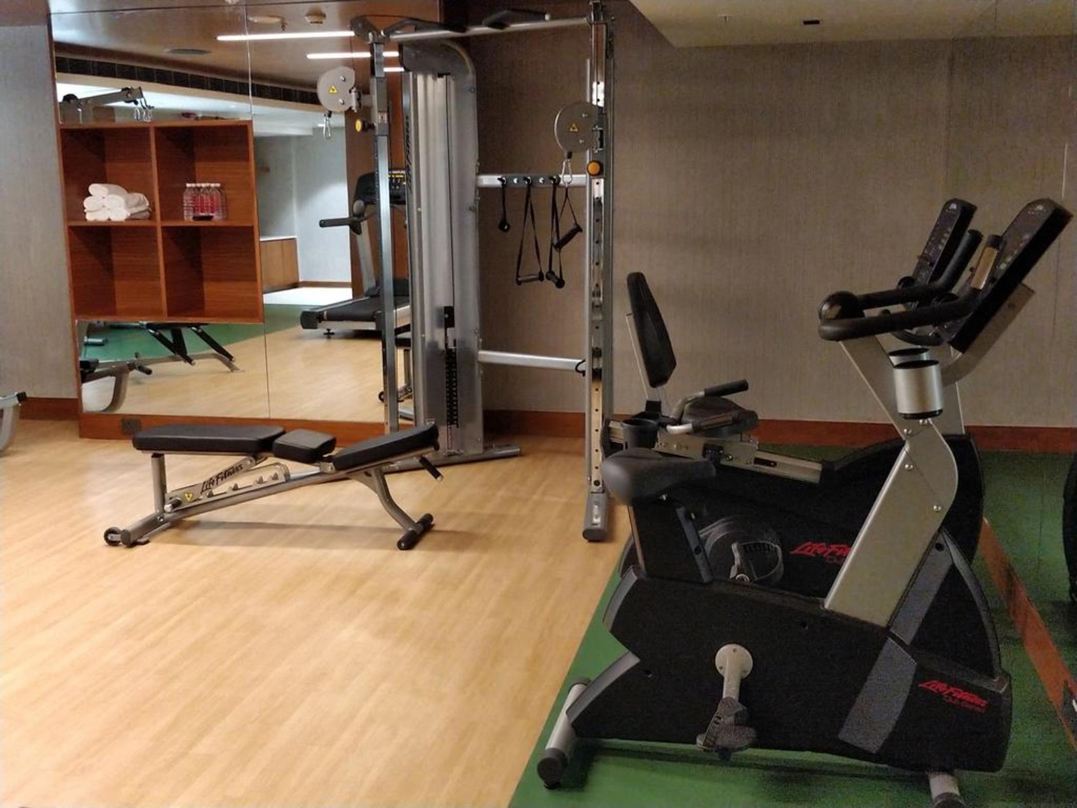 Hyatt Place Hyderabad Banjara Hills Bagian luar foto A gym in a hotel