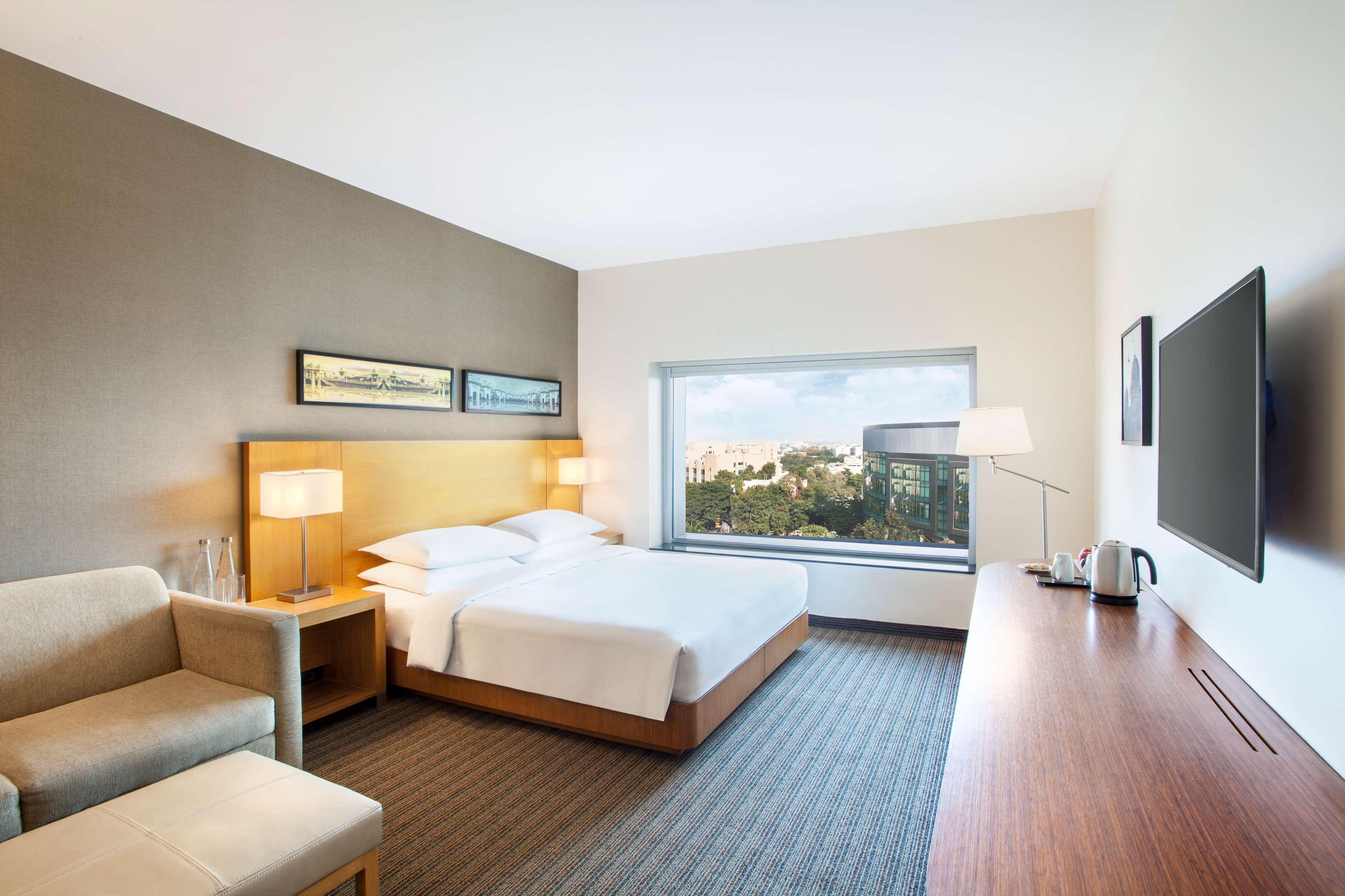 Hyatt Place Hyderabad Banjara Hills Bagian luar foto A guest room at the Hilton San Diego Bayfront