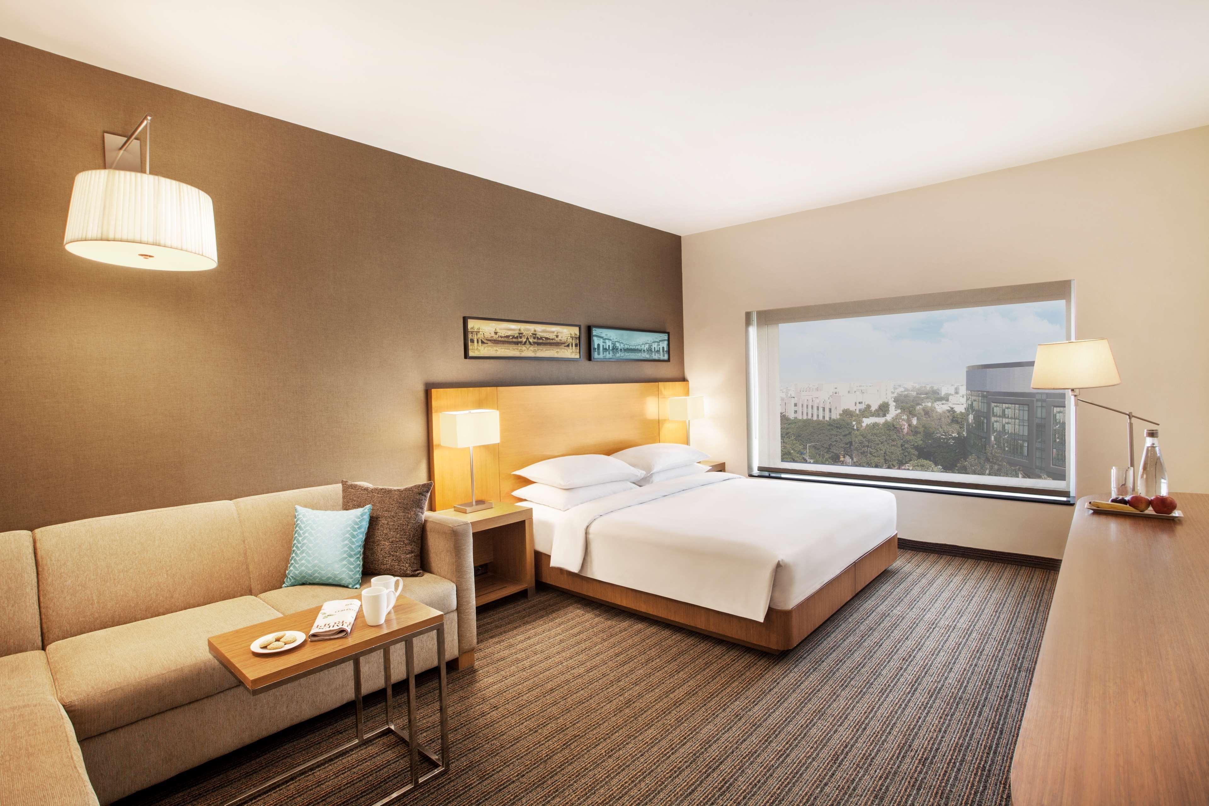 Hyatt Place Hyderabad Banjara Hills Bagian luar foto A room at the hotel