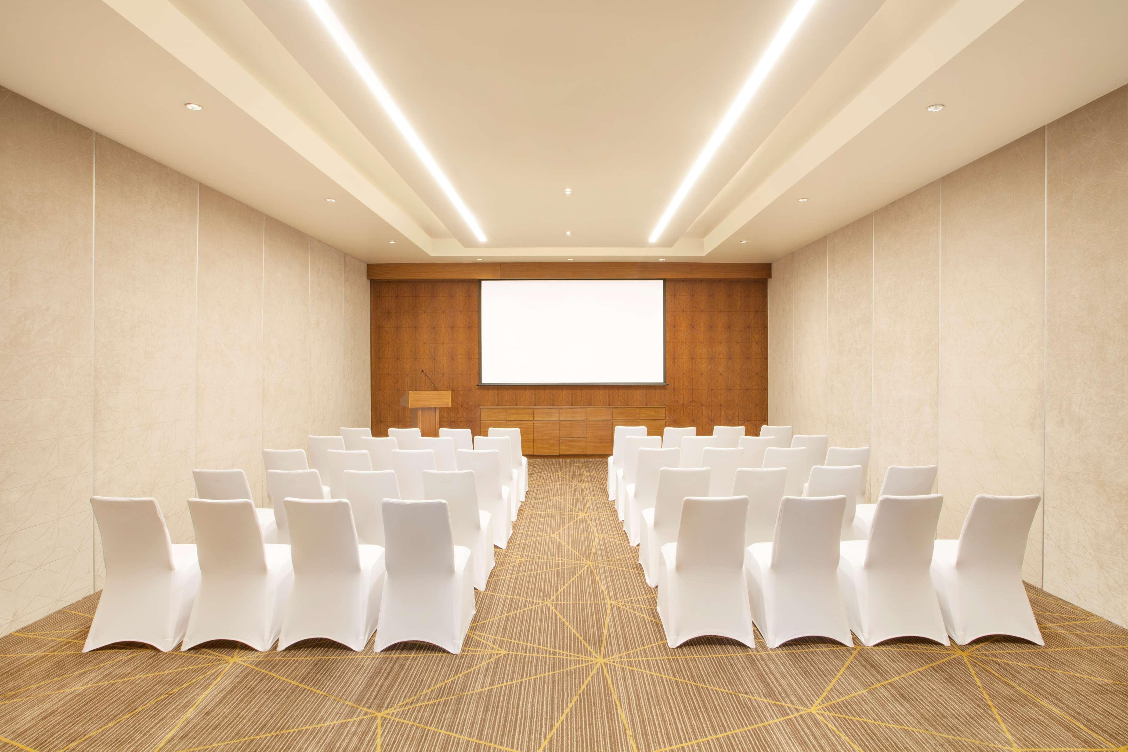 Hyatt Place Hyderabad Banjara Hills Bagian luar foto Meeting room at the hotel