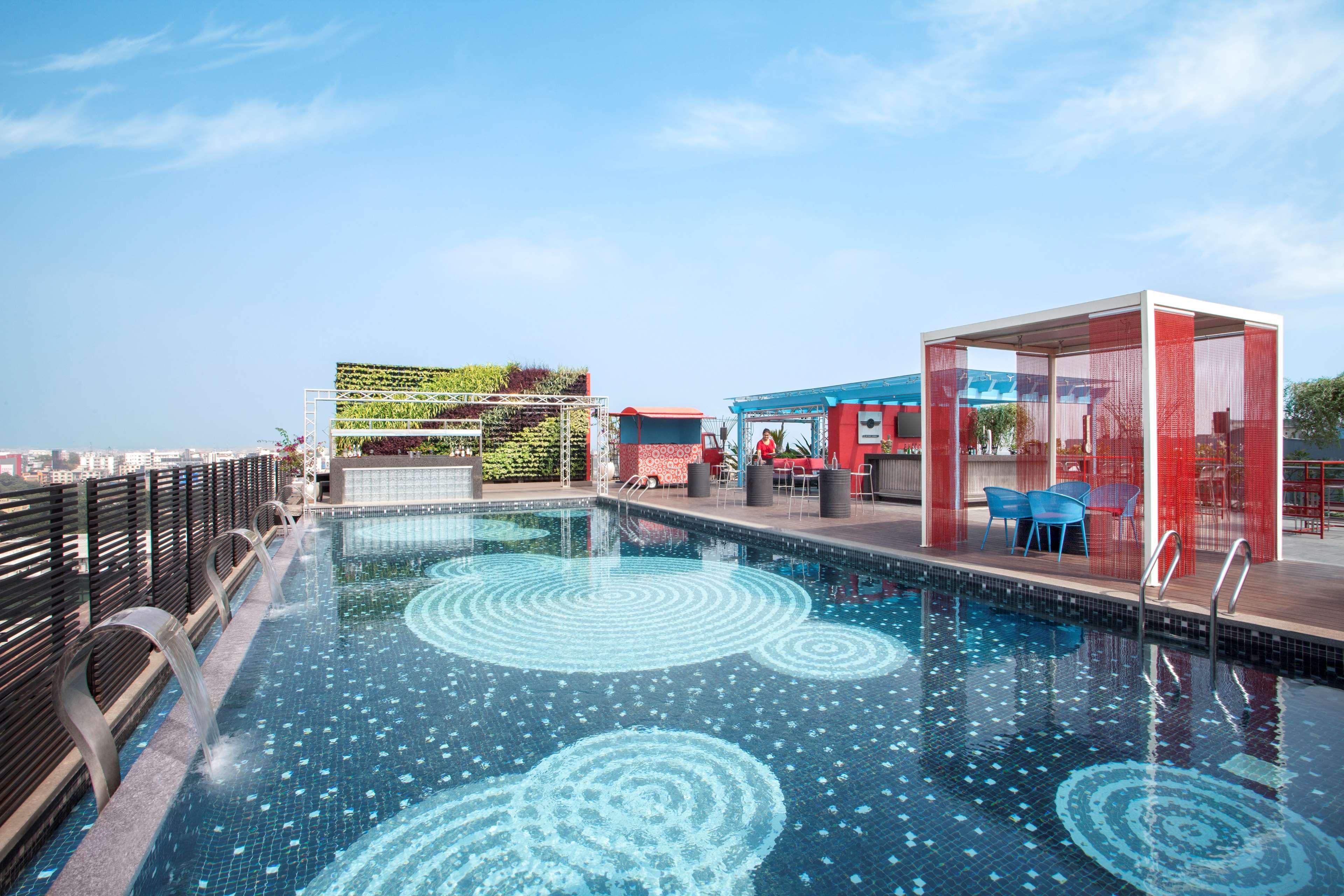 Hyatt Place Hyderabad Banjara Hills Bagian luar foto Rooftop pool at the hotel