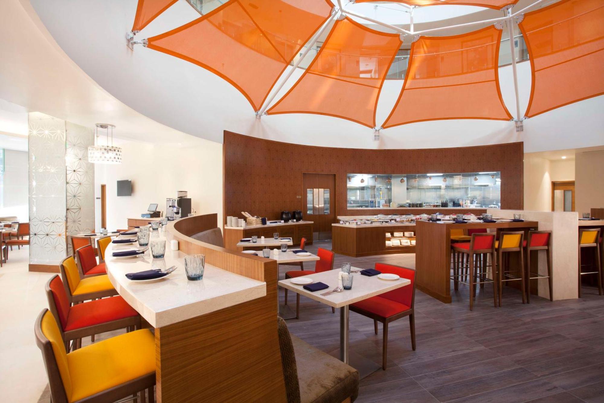 Hyatt Place Hyderabad Banjara Hills Bagian luar foto The restaurant