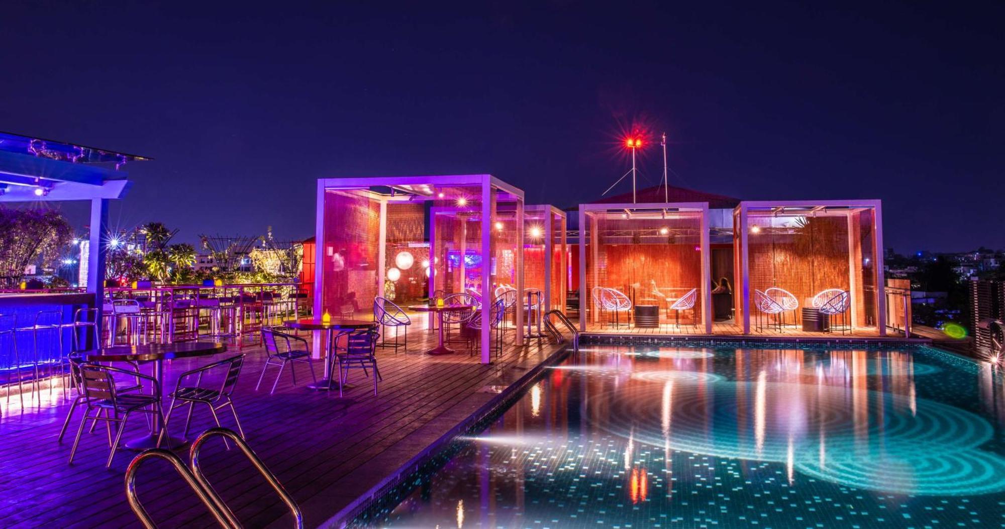Hyatt Place Hyderabad Banjara Hills Bagian luar foto The pool at the rooftop bar
