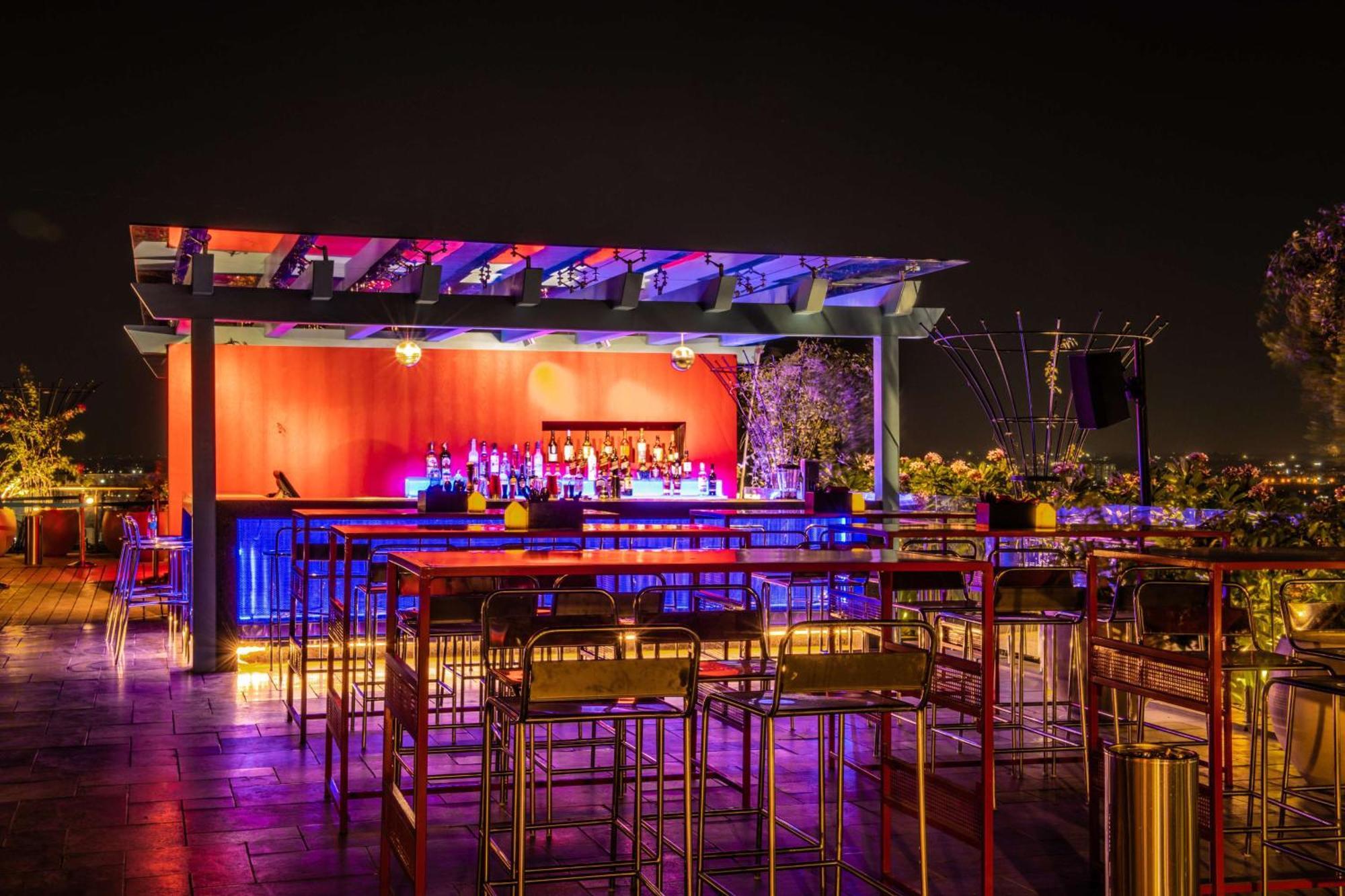 Hyatt Place Hyderabad Banjara Hills Bagian luar foto Sky Bar