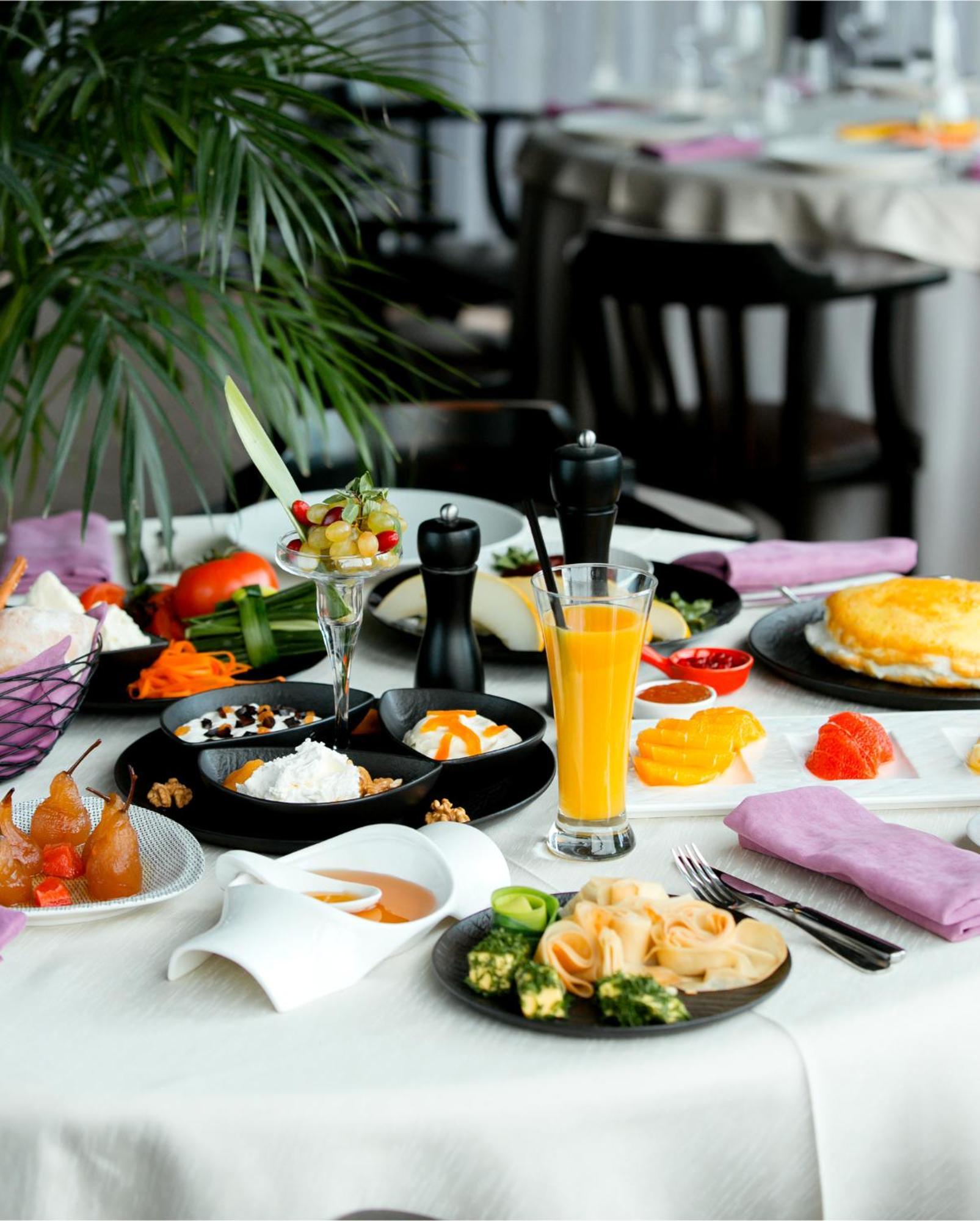 Hyatt Place Hyderabad Banjara Hills Bagian luar foto A typical Israeli breakfast