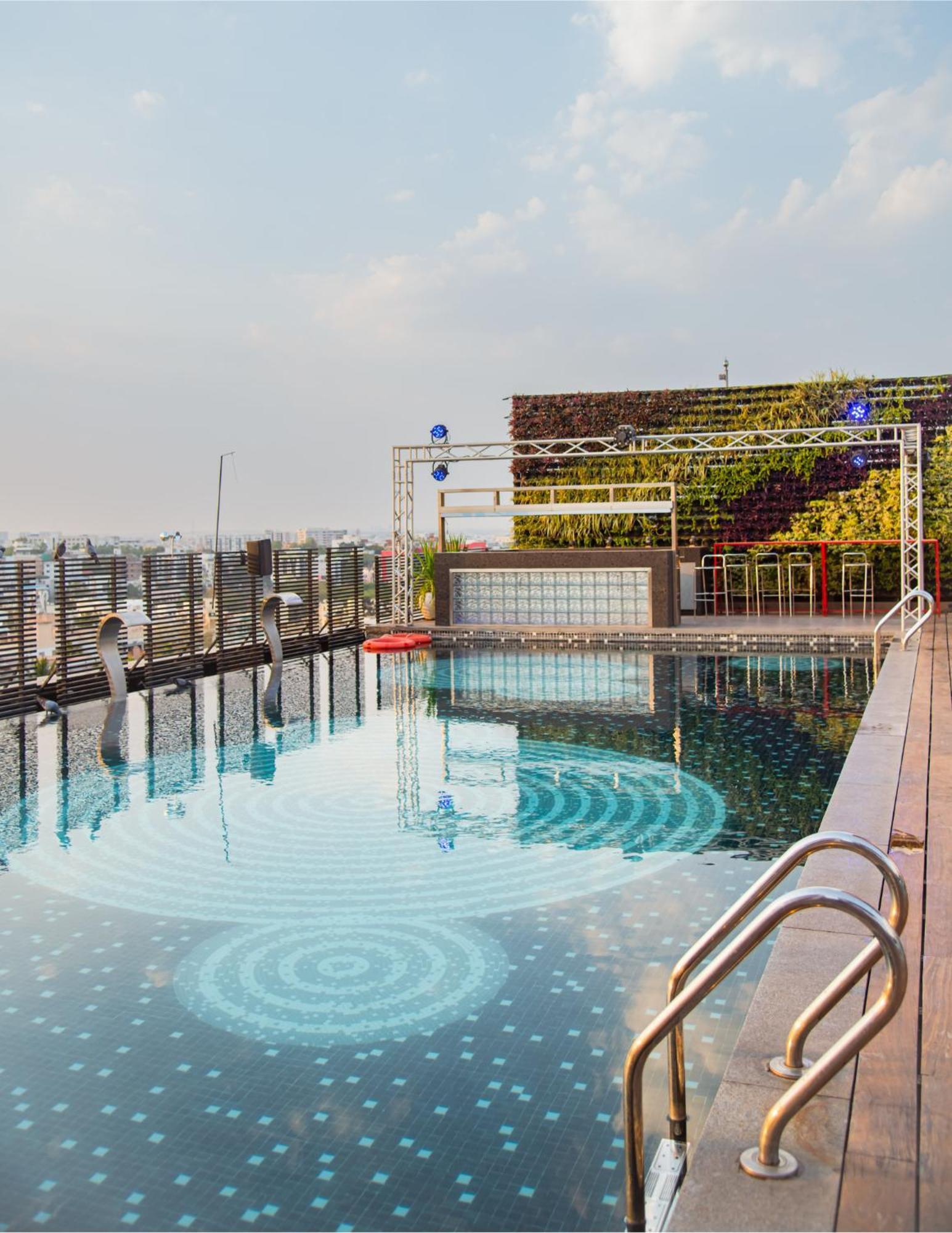 Hyatt Place Hyderabad Banjara Hills Bagian luar foto A pool with a water level sensor
