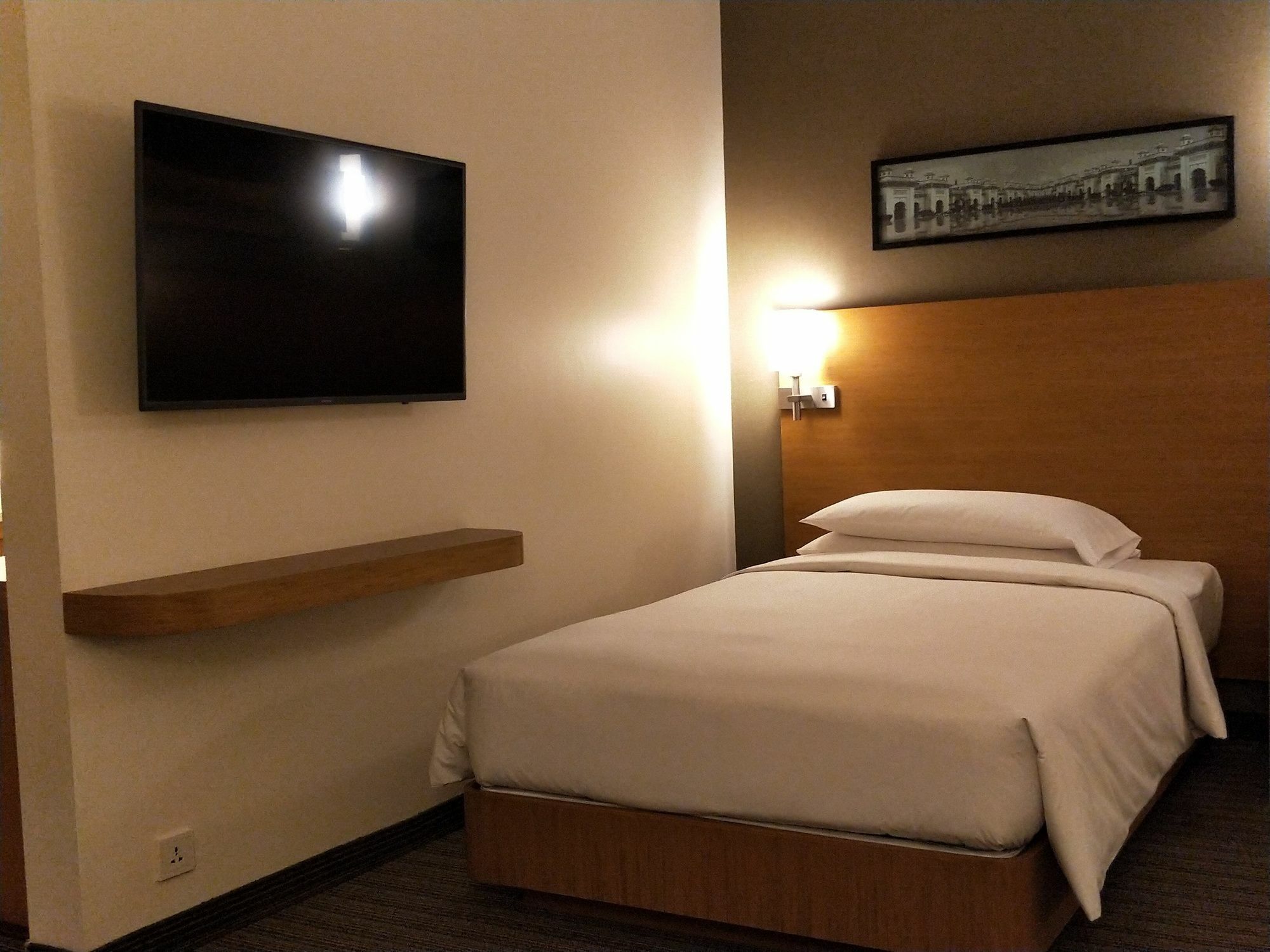 Hyatt Place Hyderabad Banjara Hills Bagian luar foto A room at the hotel