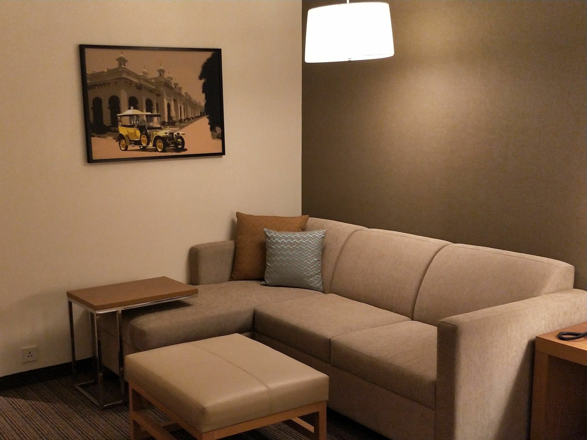 Hyatt Place Hyderabad Banjara Hills Bagian luar foto A living room in a typical hotel room