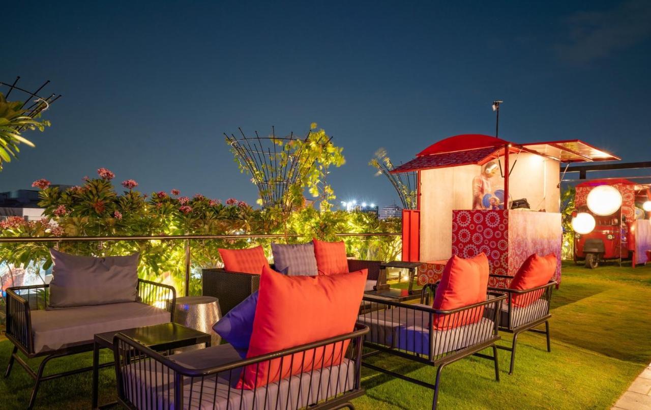 Hyatt Place Hyderabad Banjara Hills Bagian luar foto Rooftop bar in Bangkok