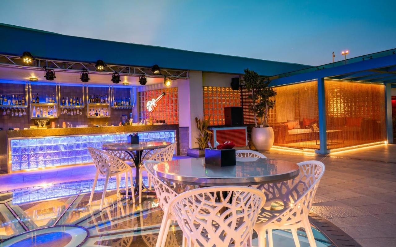 Hyatt Place Hyderabad Banjara Hills Bagian luar foto Sky Bar