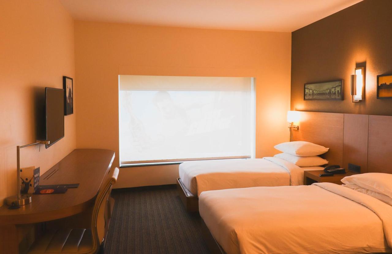 Hyatt Place Hyderabad Banjara Hills Bagian luar foto A typical room at the Hilton Garden Inn