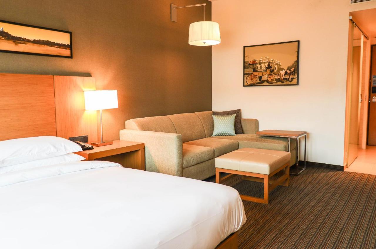 Hyatt Place Hyderabad Banjara Hills Bagian luar foto A typical room at the hotel