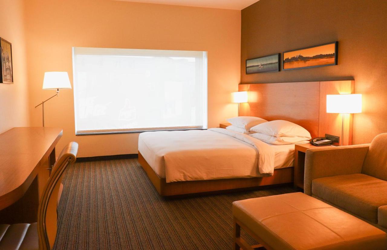 Hyatt Place Hyderabad Banjara Hills Bagian luar foto A typical room at the Residence Inn