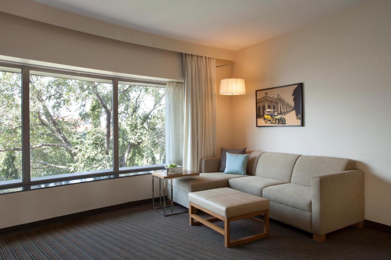 Hyatt Place Hyderabad Banjara Hills Bagian luar foto A living room at the hotel